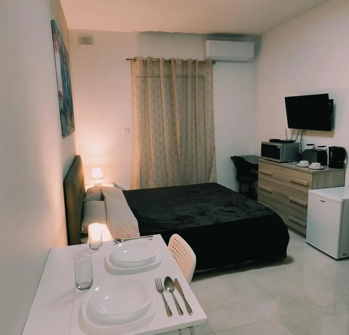 Séjour chez l'habitant Fairwinds - Double Room With Ensuite - Luqa Airport - Self Check In & Out Available
